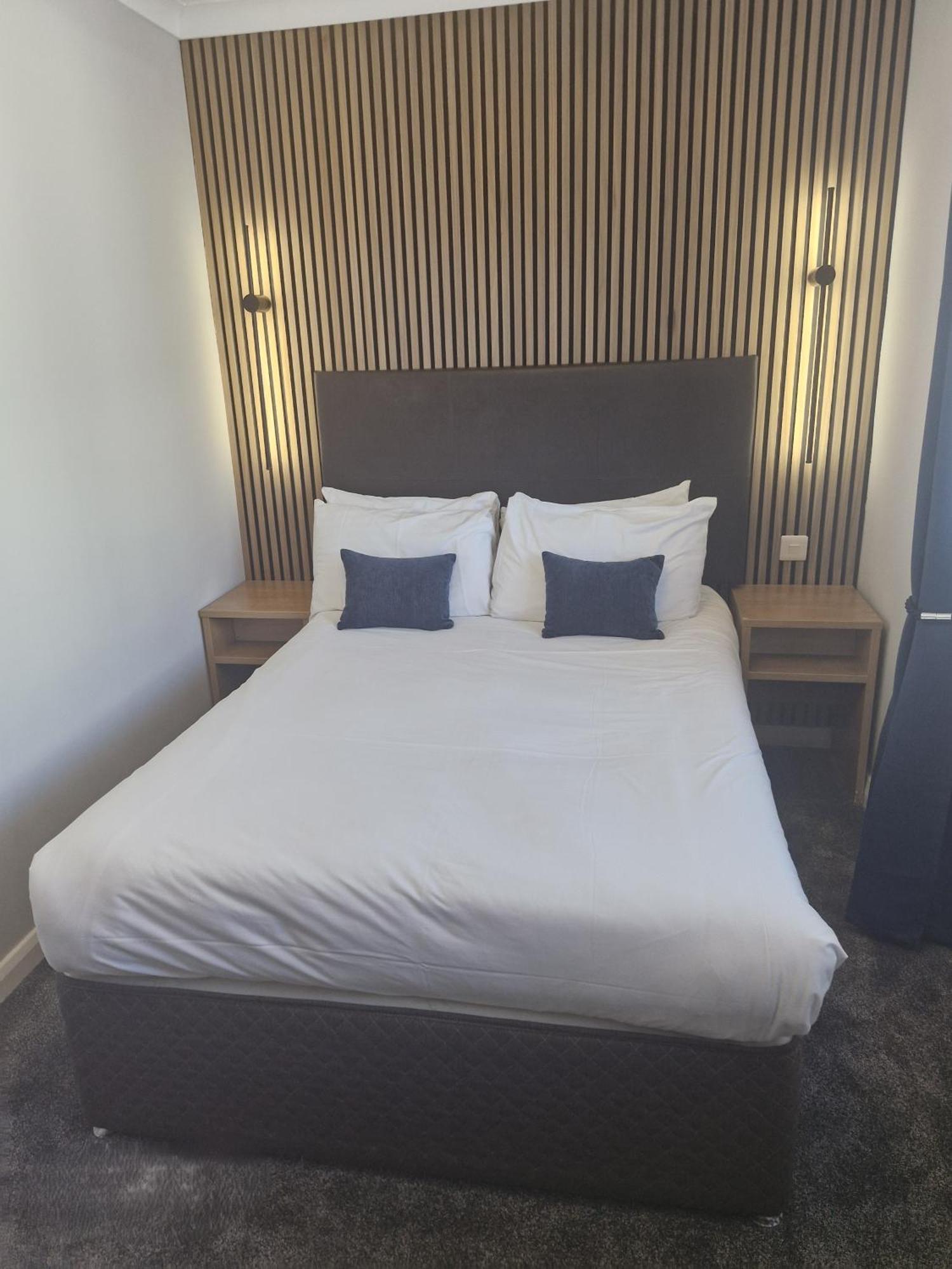 Thomas Arms 3* Llanelli
