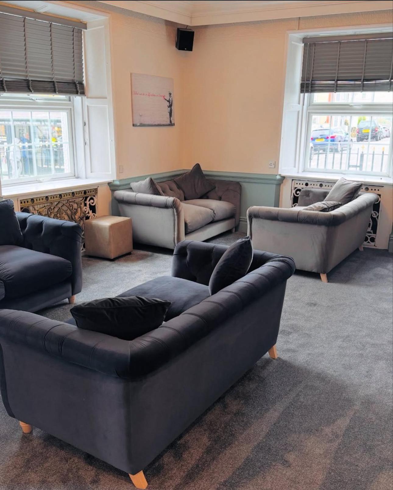Thomas Arms 3* Llanelli
