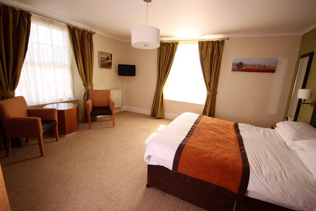 Thomas Arms 3* Llanelli